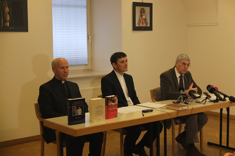 Novinarska konferenca ob odpovedi službi papeža Benedikta XVI. - Od leve proti desni: prof. dr. Anton Štrukelj, dr. Andrej Saje, dr. France M. Dolinar