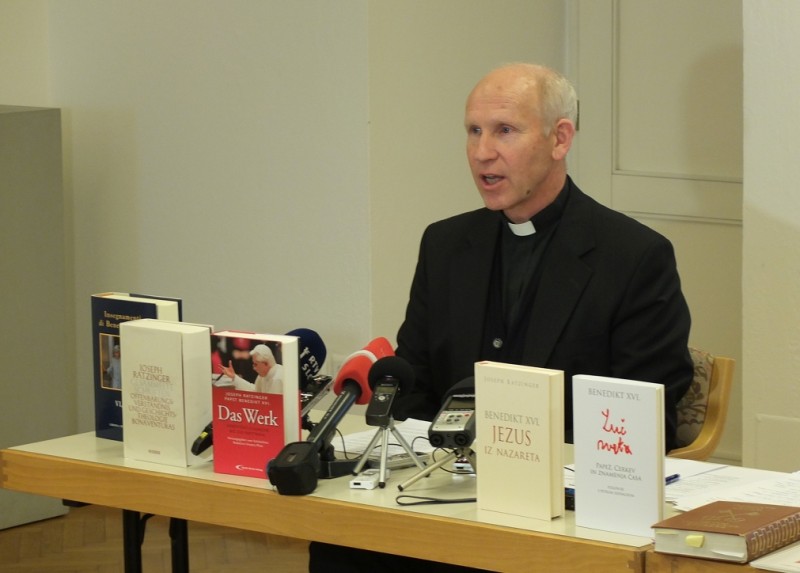 Novinarska konferenca ob odpovedi službi papeža Benedikta XVI. - Prof. dr. Anton Štrukelj