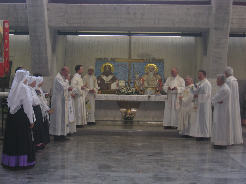 Pri oltarju sv. Cirila in Metoda na Vejni