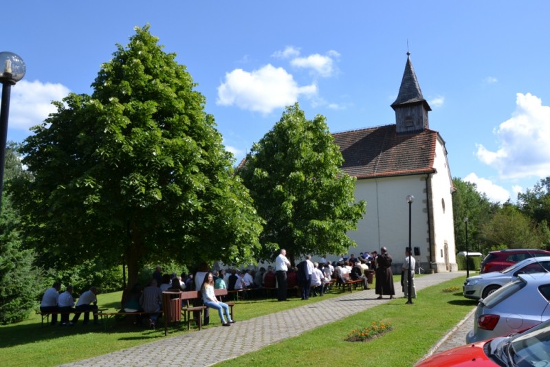 Srečanje cerkvenih ljudskih pevcev pri cerkvi sv. Ane v Boreči