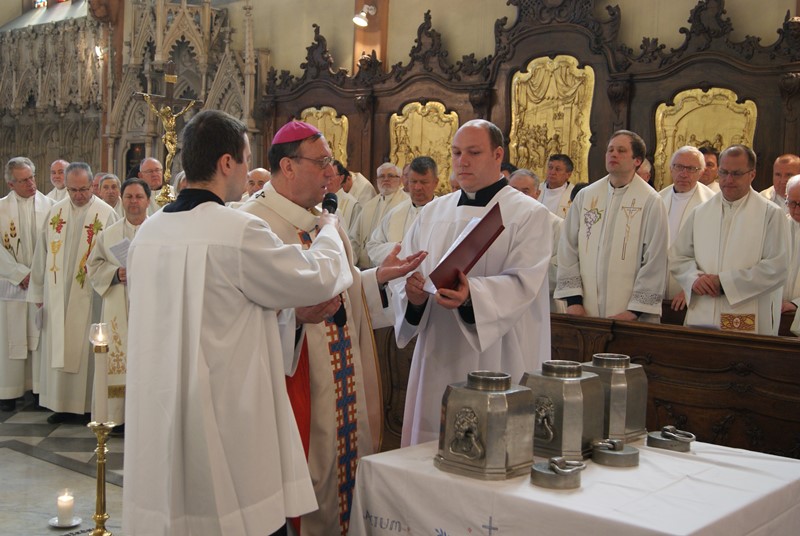 Nadškof Cvikl posvečuje sveta olja med krizmeno mašo - Foto: Nadškofija Maribor