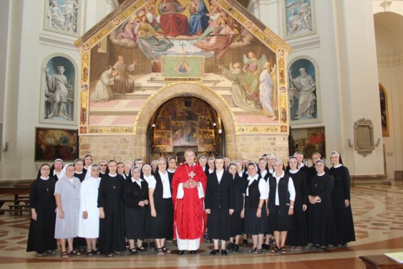 Nadškof metropolit v Pesaru msgr. Piero Coccia s sestrami po maši v Porciunkuli - Foto: Šolske sestre