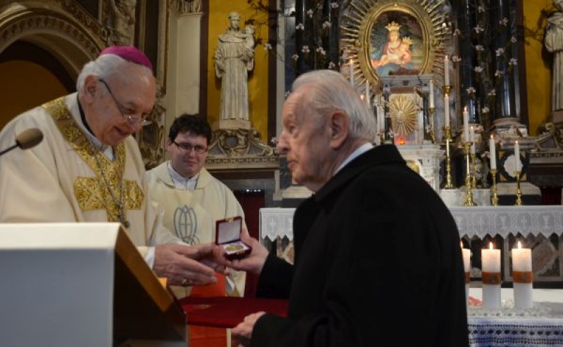 Škof Bizjak je 90-letniku dr. Karlu Bonuttiju podelil najvišje škofijsko priznanje sv. Jožefa - Foto: K. Hočevar za Družino