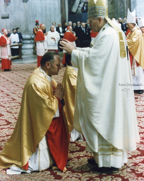 Papež Janez Pavel II. je profesorja Perka imenoval za beograjskega nadškofa in metropolita ter mu podelil škofovsko posvečenje - Foto: Družina