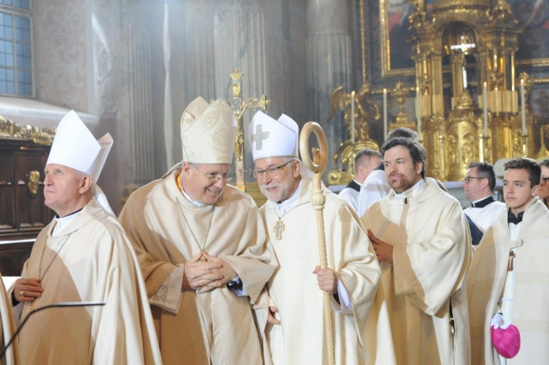 Škof Jože Marketz s kardinalom Christophom Schönbornom. Čisto na levi ljubljanski nadškof Stanislav Zore - Foto: Nedelja.at - (Gotthardt)