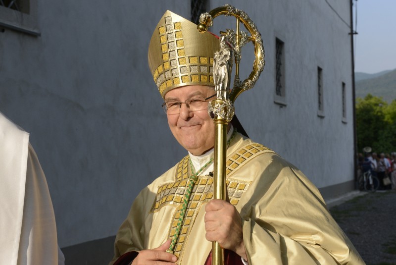 Škof Metod Pirih ob svoji zlati maši v Logu pri Vipavi