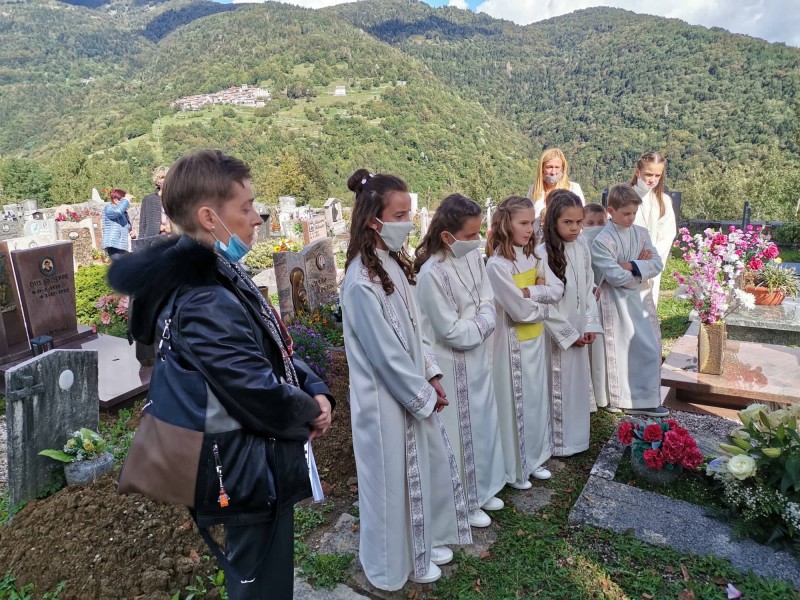 Nagrajenki z otroki prvega svetega obhajila, ki so obiskovali katehezo v slovenskem jeziku leta 2020 na Trčmunu, pred nagrobnikom Ivana Trinka.