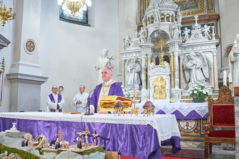 Sveto mašo je daroval ljubljanski pomožni škof msgr. dr. Franc Šuštar - Foto: https://marija.si