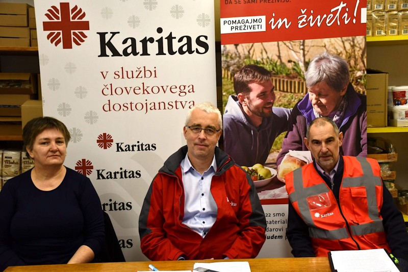 Na fotografiji: Alenka Petek, ŠK Ljubljana, Peter Tomažič, generalni tajnik Slovenske karitas in Janez Kastelic, ŽK Domžale